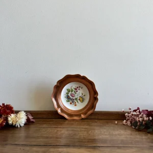 Assiette mini décorative entourée de métal cuivré