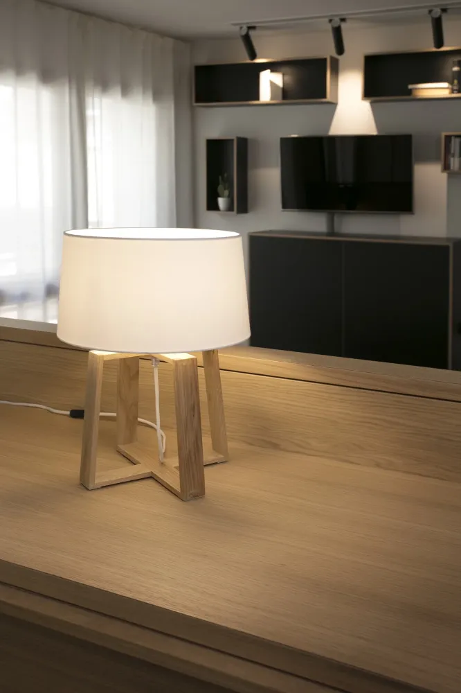 Lampe de table FARO Barcelona Bliss en bois de frêne, douille E27, hauteur 44 cm