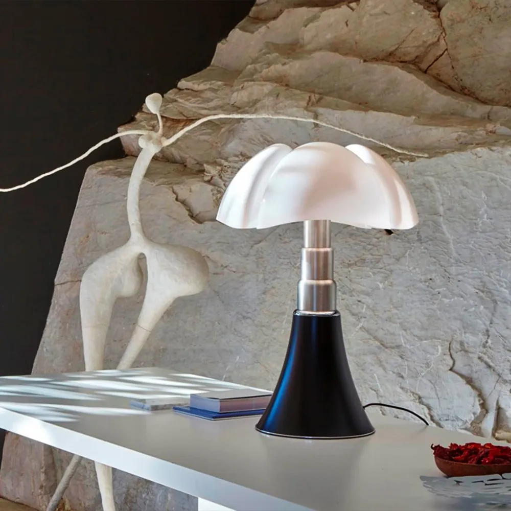 Lampe de table LED PIPISTRELLO MINI 35 cm par Gae Aulenti pour Martinelli Luce