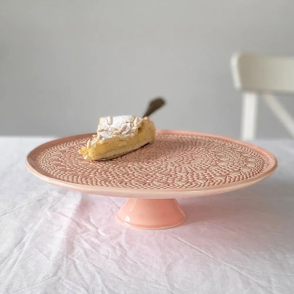 Assiette à gâteau corail avec relief en dentelle