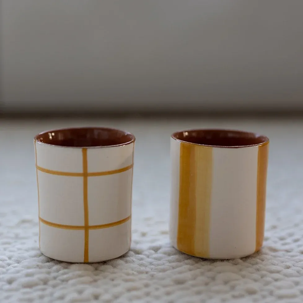 Mug à café ocre à carreaux