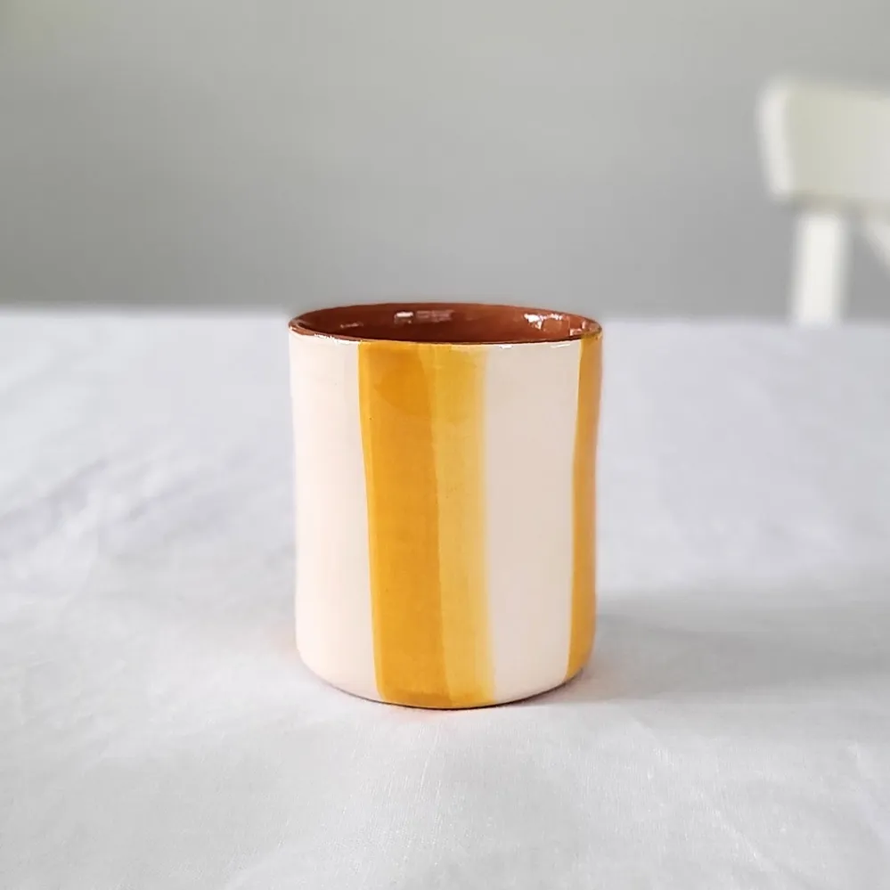 Mug à café ocre rayé bicolore