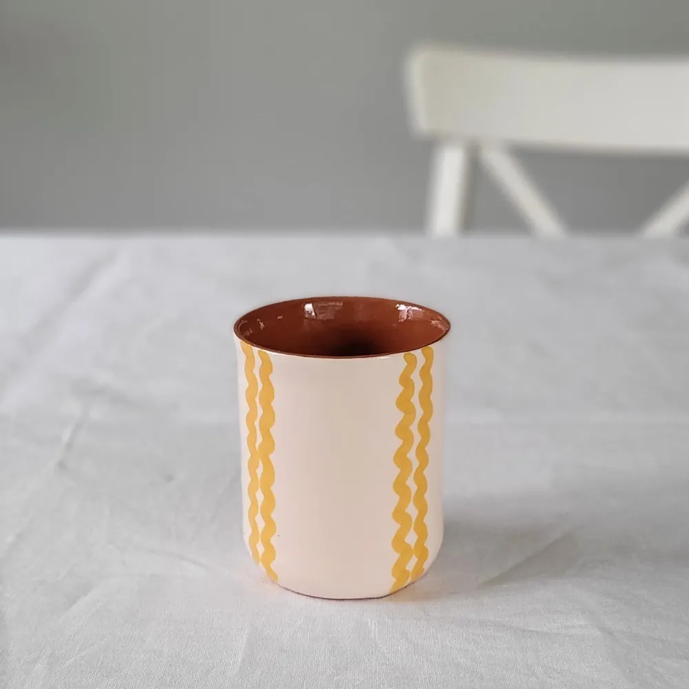 Mug à café ondulé rayé ocre