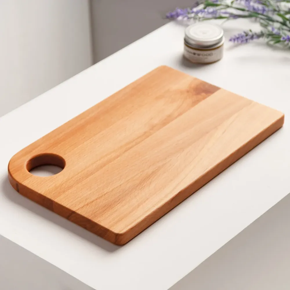 Planche à découper en bois de hêtre avec trou de suspension