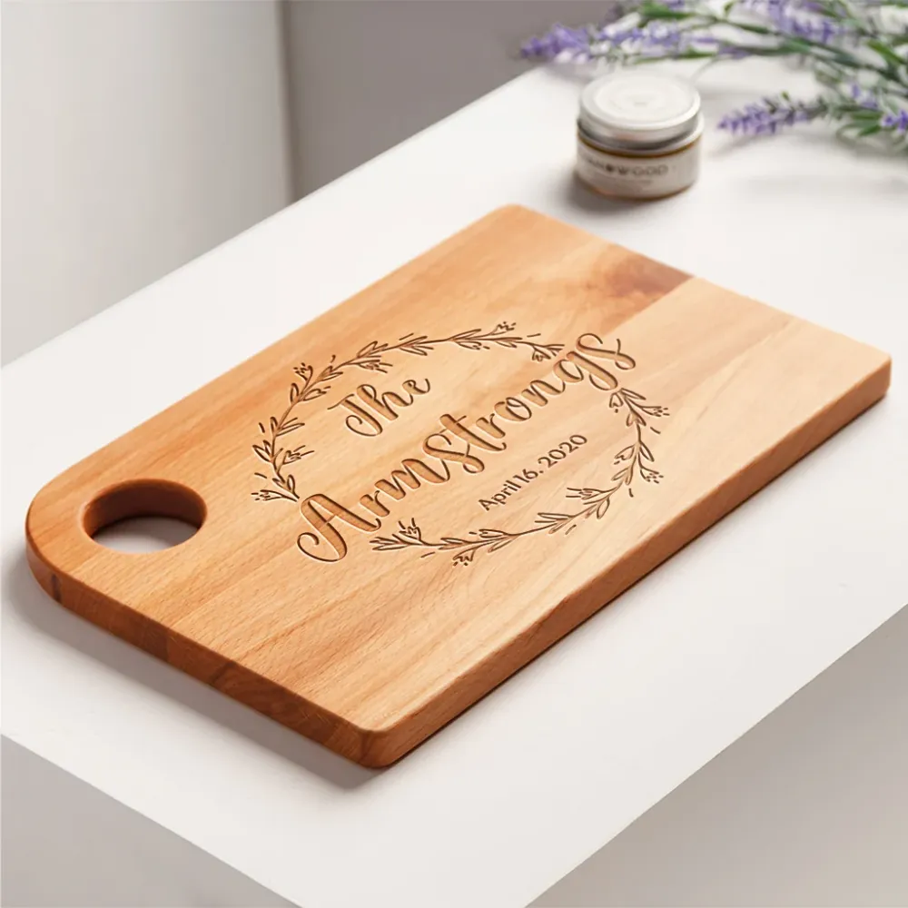 Planche à découper en bois de hêtre - Trou de suspension - Couronne circulaire gravée