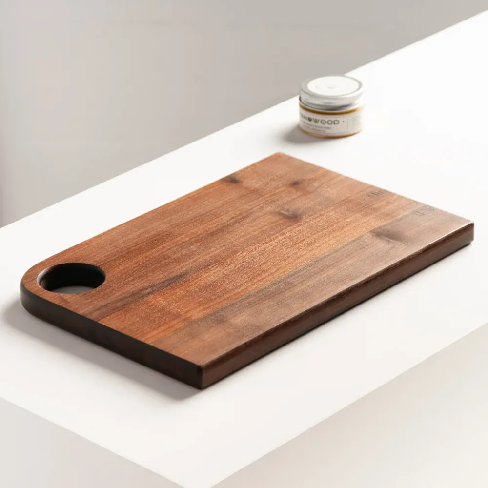 Planche à découper en bois de noyer avec trou de suspension