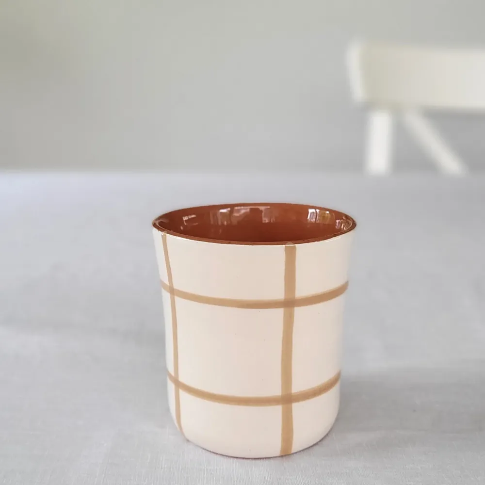 Tasse à café beige à carreaux
