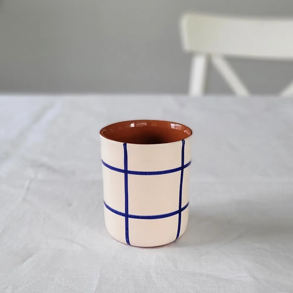 Tasse à café à carreaux bleu marine