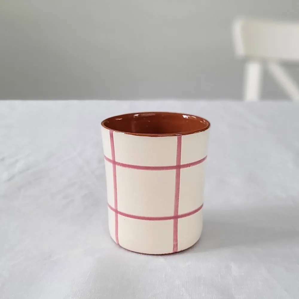 Tasse à café rose à carreaux