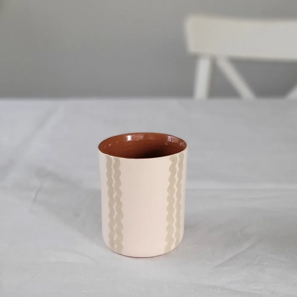 Tasse à café sauge rayée ondulée