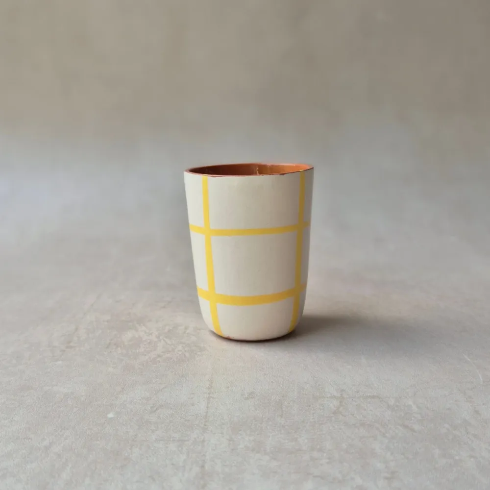 Tasse à expresso à carreaux jaunes