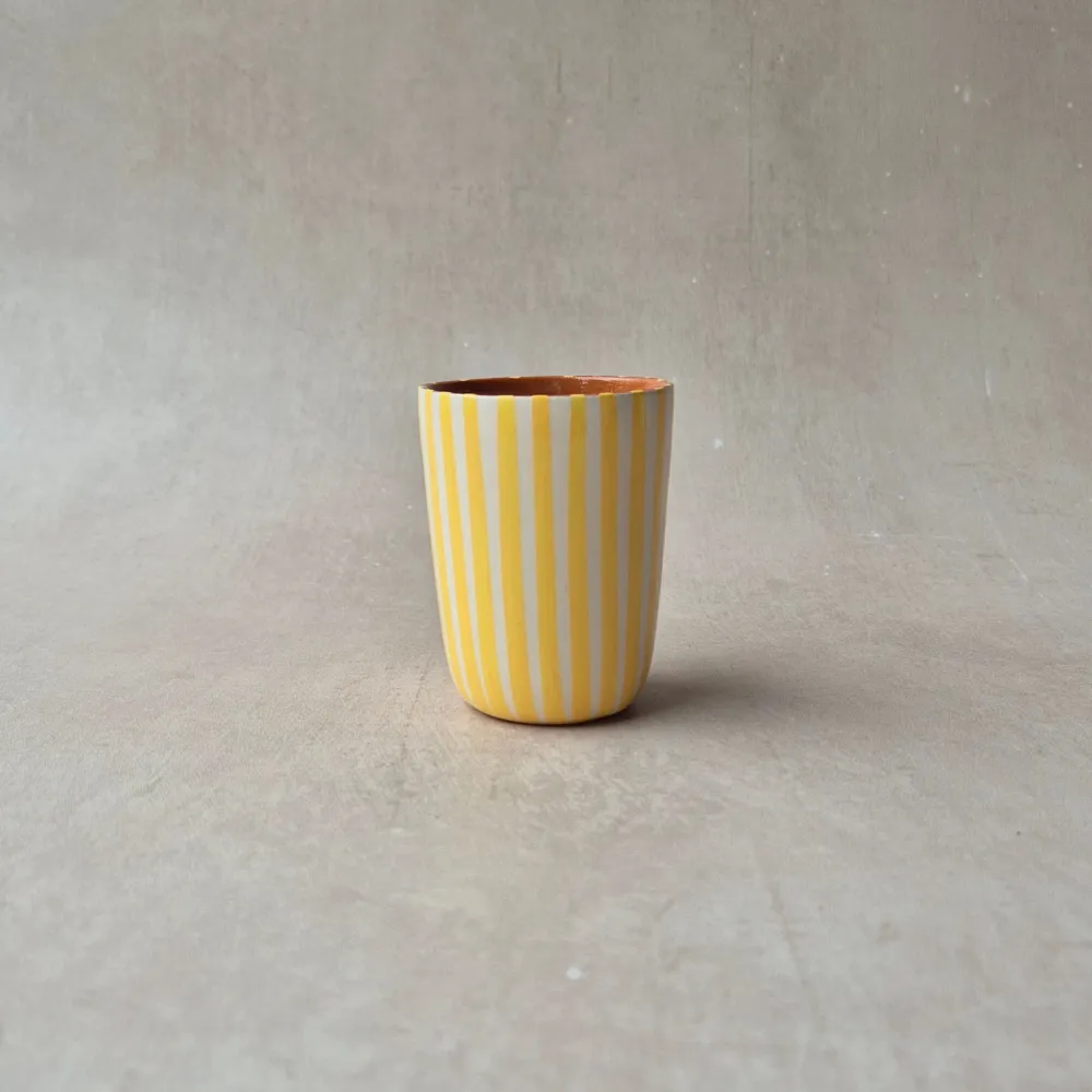 Tasse à expresso jaune rayé