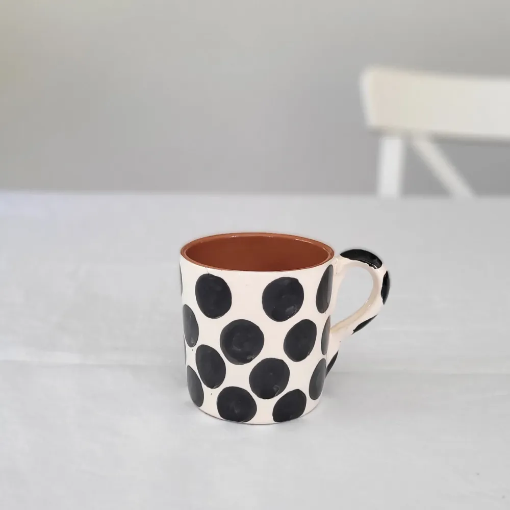Tasse à pois noir