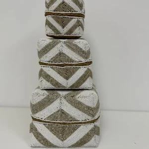 Boîte perlée dorée et blanche motif chevron fin 15×15 cm S AM Boutiques