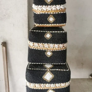 Boîte perlée noire et blanche à cauris motif losange 15×15 cm S AM Boutiques