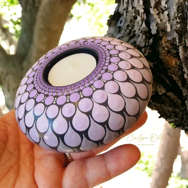 Bougeoir rond mandala mauve en pointillisme CréAzur Delf'