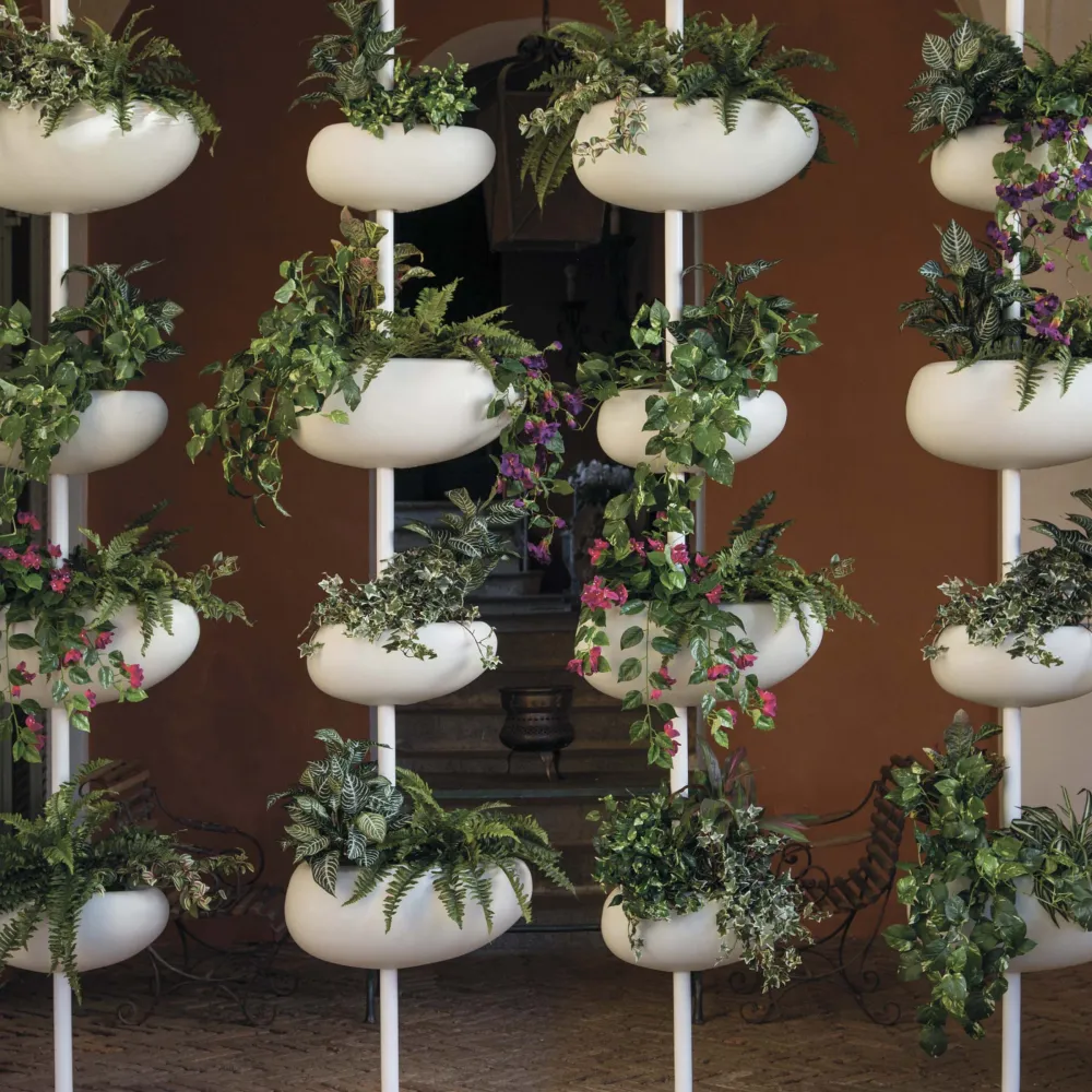 Vases muraux verticaux d'extérieur GREENPILLS par ZPZ Partners pour Serralunga
