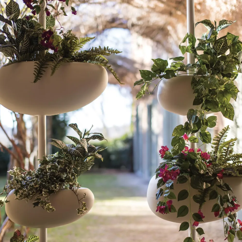 Vases muraux verticaux d'extérieur GREENPILLS par ZPZ Partners pour Serralunga