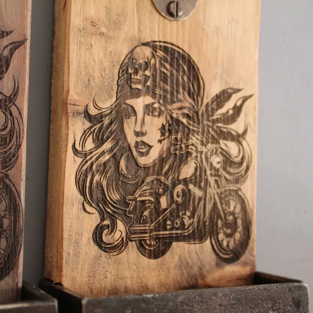 Décapsuleur mural bois motarde pirate Atelierecup06