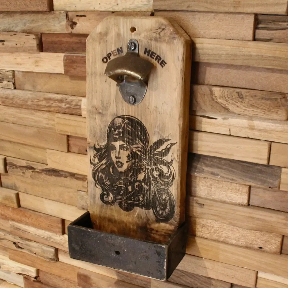Décapsuleur mural bois motarde pirate Atelierecup06