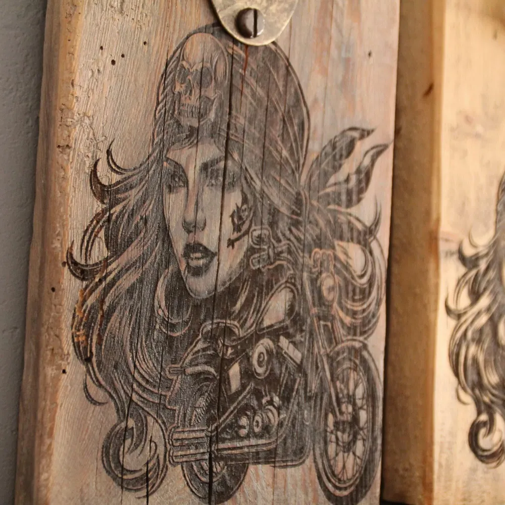 Décapsuleur mural bois motarde pirate Atelierecup06