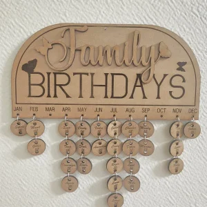 Calendrier anniversaires en bois personnalisé – Décoration murale avec jetons de dates