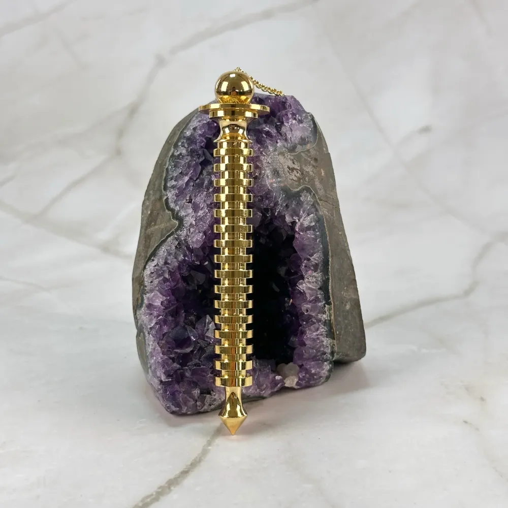 Pendule d'Isis long en laiton