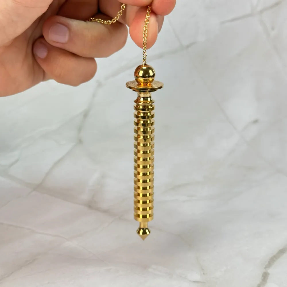 Pendule d'Isis long en laiton