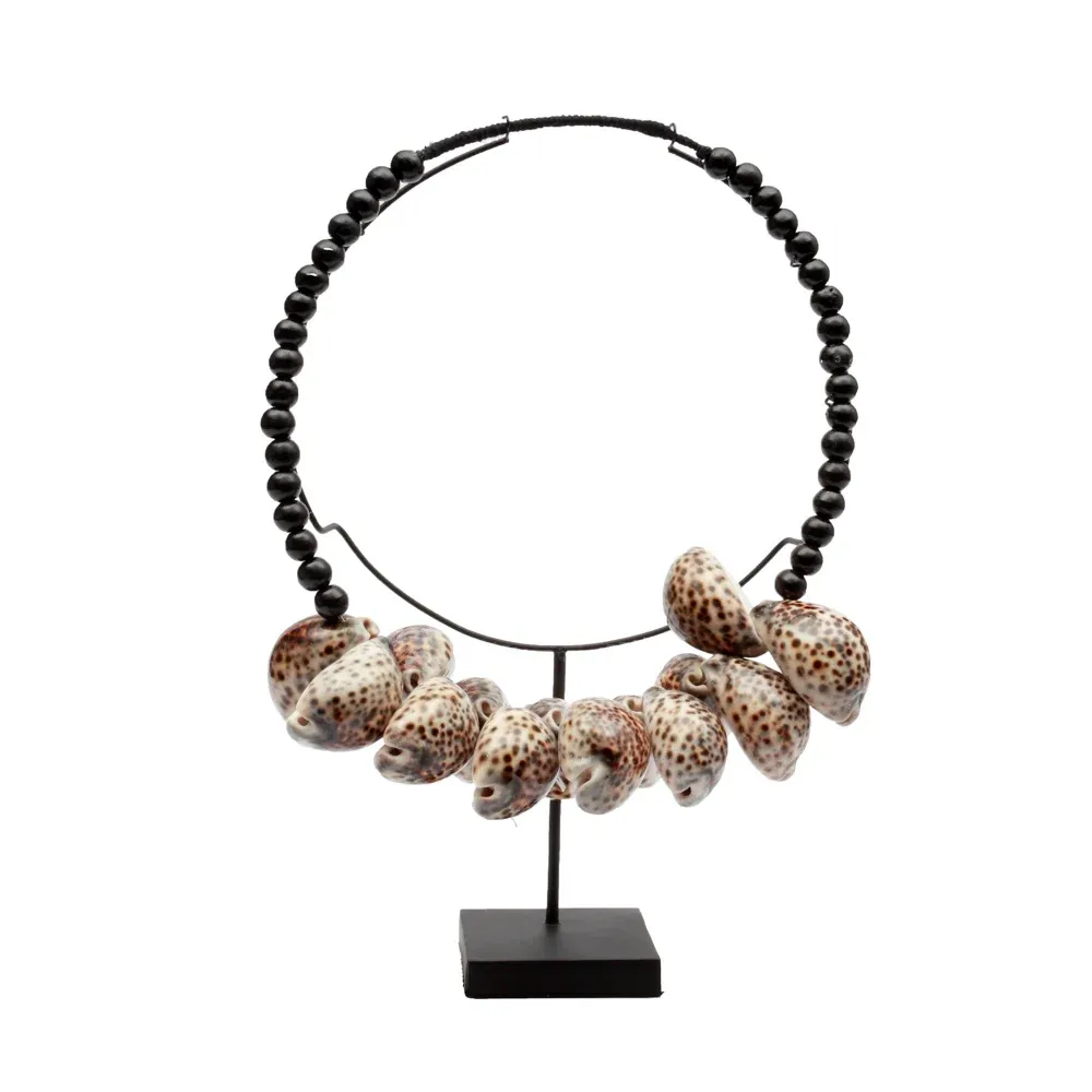 TIGER COWRIE NECKLACE BLACK WOOD Sur Pied