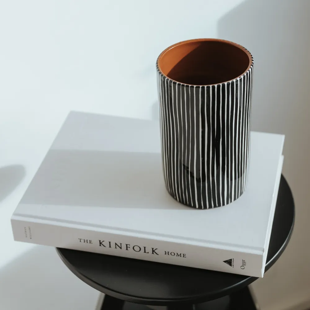Vase droit rayé noir