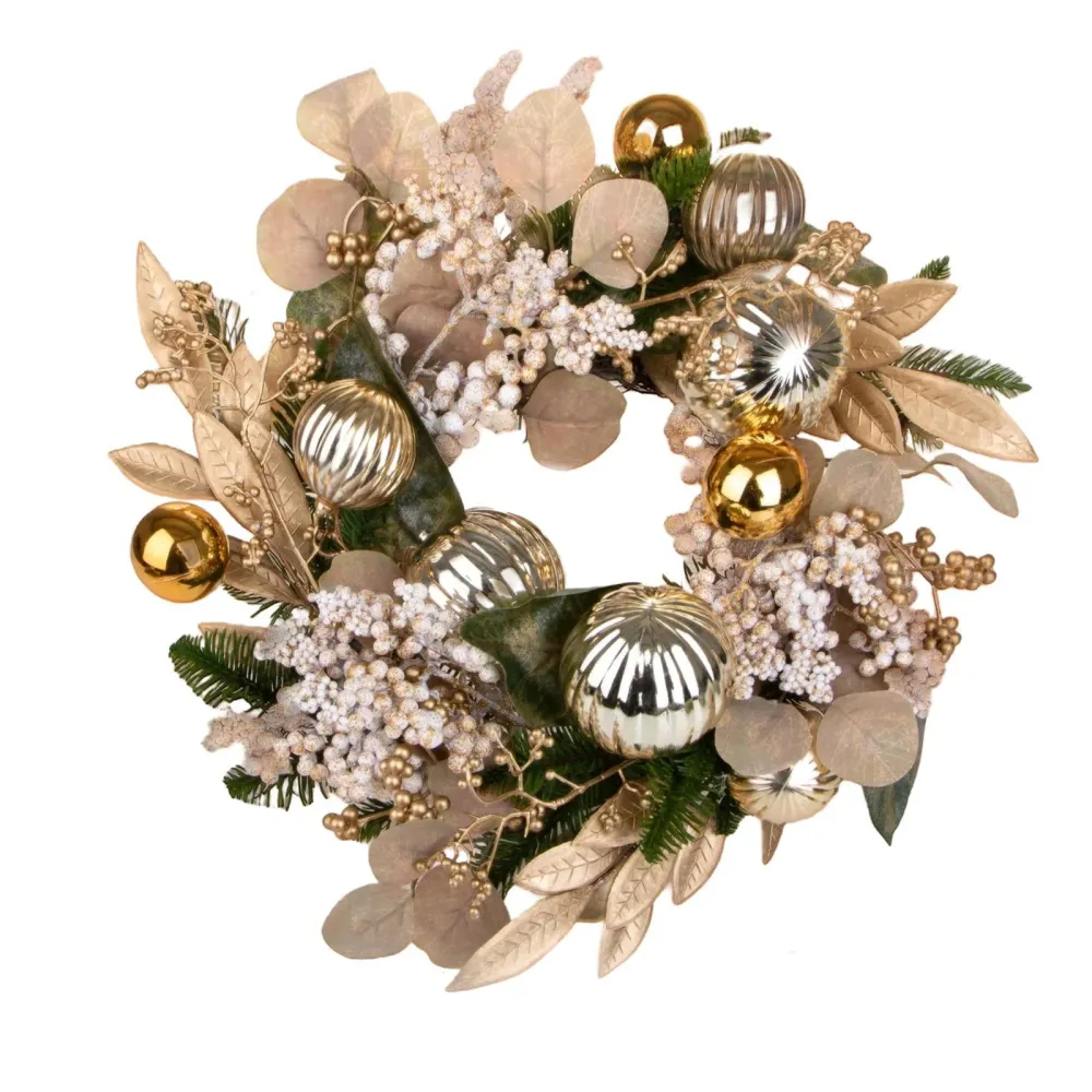 Couronne de Noël pour porte arrière décorée de baies, sphères dorées et pommes de pin Ø 36 cm