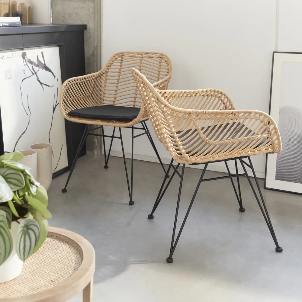Lot de 2 fauteuils en rotin naturel et métal. Coussin noir - cahya pour Extérieur