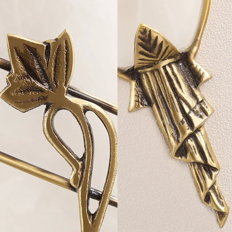 Applique cloche en laiton, éclairage mural traditionnel en verre blanc à 1 tête pour le salon Clearhalo