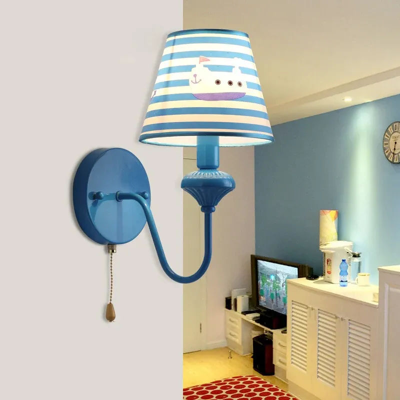 Applique murale bleue nautique à rayures, 1 lumière en métal avec bateau de dessin animé pour hall d'entrée Clearhalo