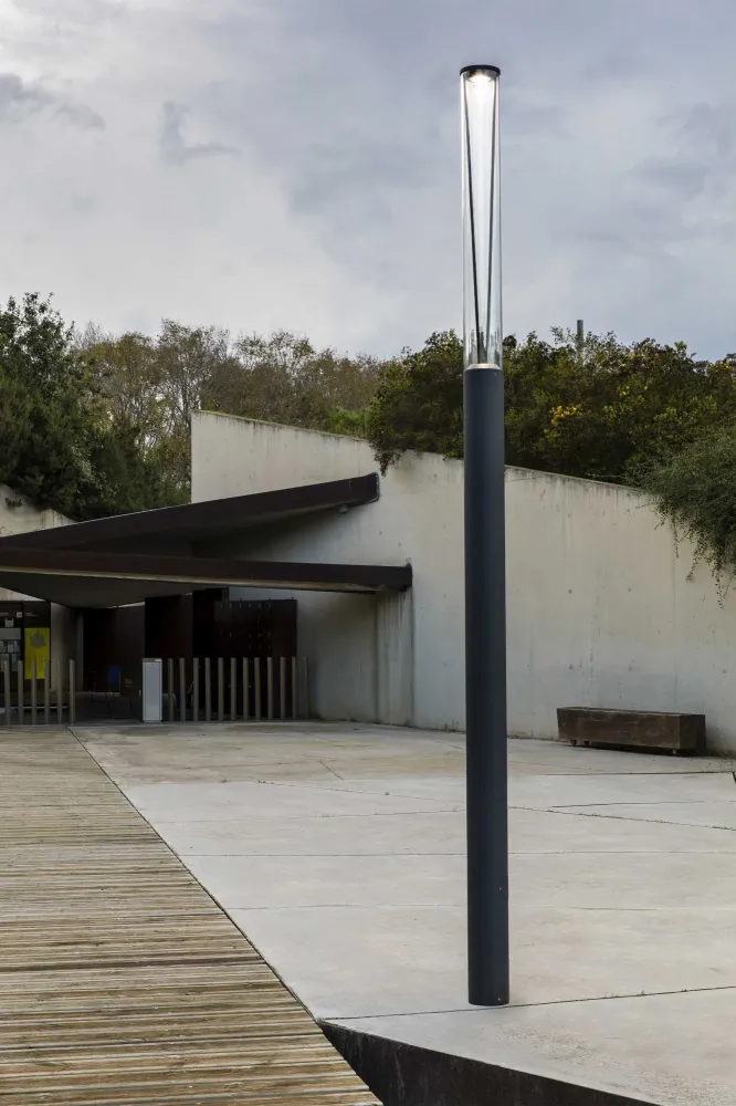 Lampadaire FARO Barcelona Rush en aluminium gris foncé, LED, hauteur 370 cm.
