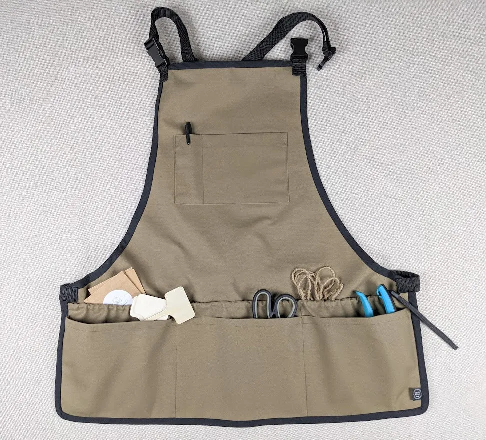 Tablier de jardinage couleur taupe (bavette avec 7 poches)