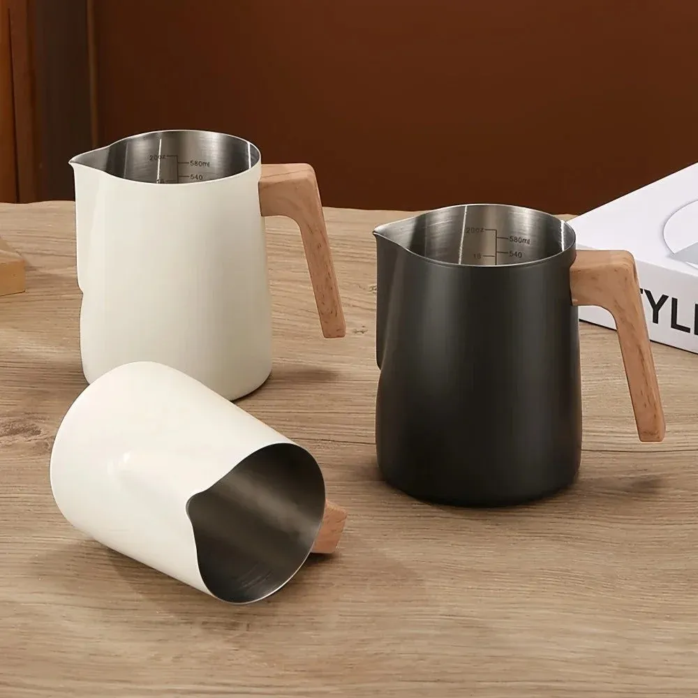 Pichet à lait scandinave en acier inoxydable avec poignée en bois Casa & Beyond