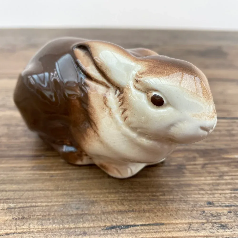 Poole Pottery « Figurines – Crème et glaçure brune » Lapin, au repos